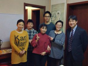 30日の夕食時の記念写真①（左から杨乐さん、その息子さん、弊社カスタマーサービスの尤俊鹏、川添さん、杨乐さんの母、小室さん）